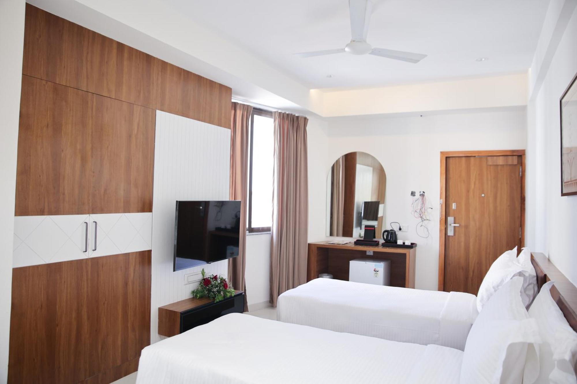Lords Eco Inn, Ambaji Bagian luar foto
